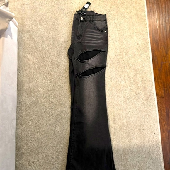 Fashion Nova Showing up cut out stretch flare jeans - Picture 7 of 7